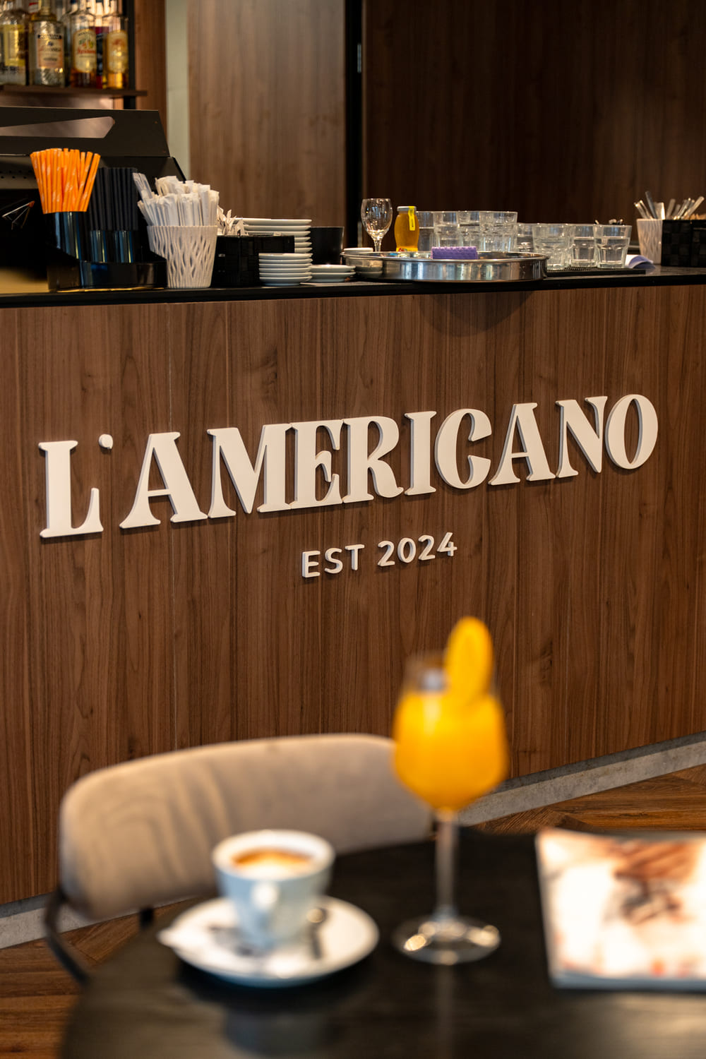 L'Americano znak na šanku