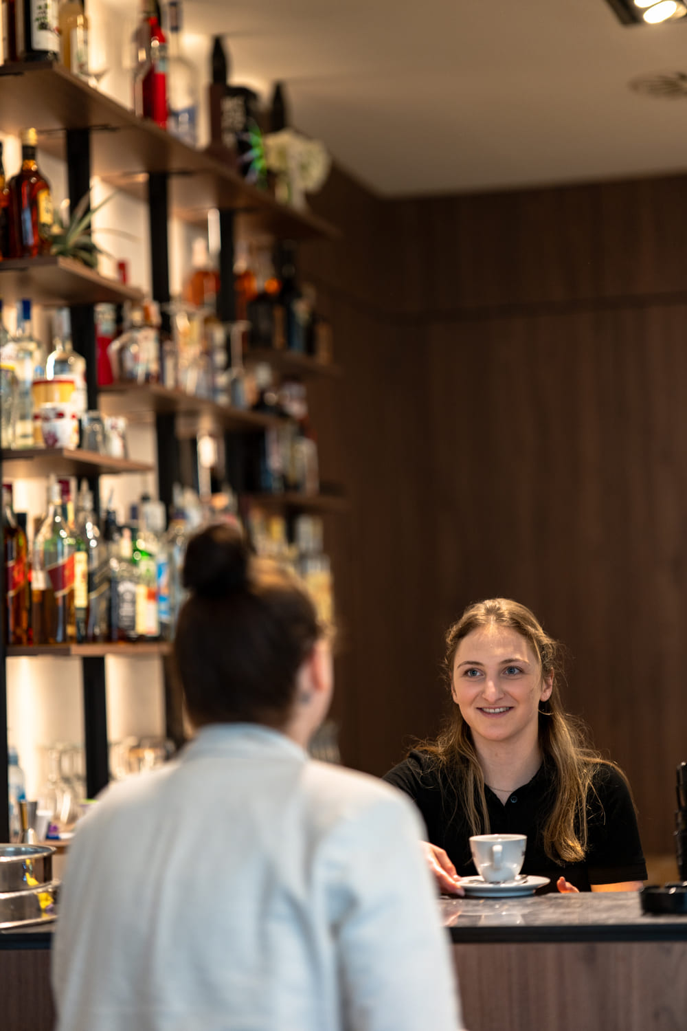 Barista poslužuje kavu gostu za šankom